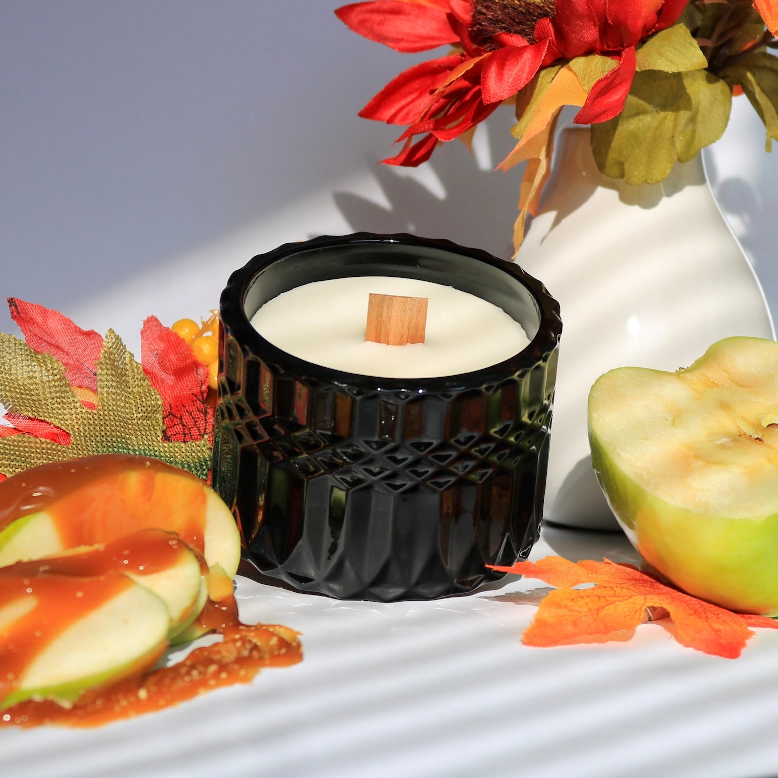 Alt: Embrace fall with our Caramel Apple candle – a cozy blend of sweet apple, caramel, and spice. Transform your space into an autumn haven in every burn!